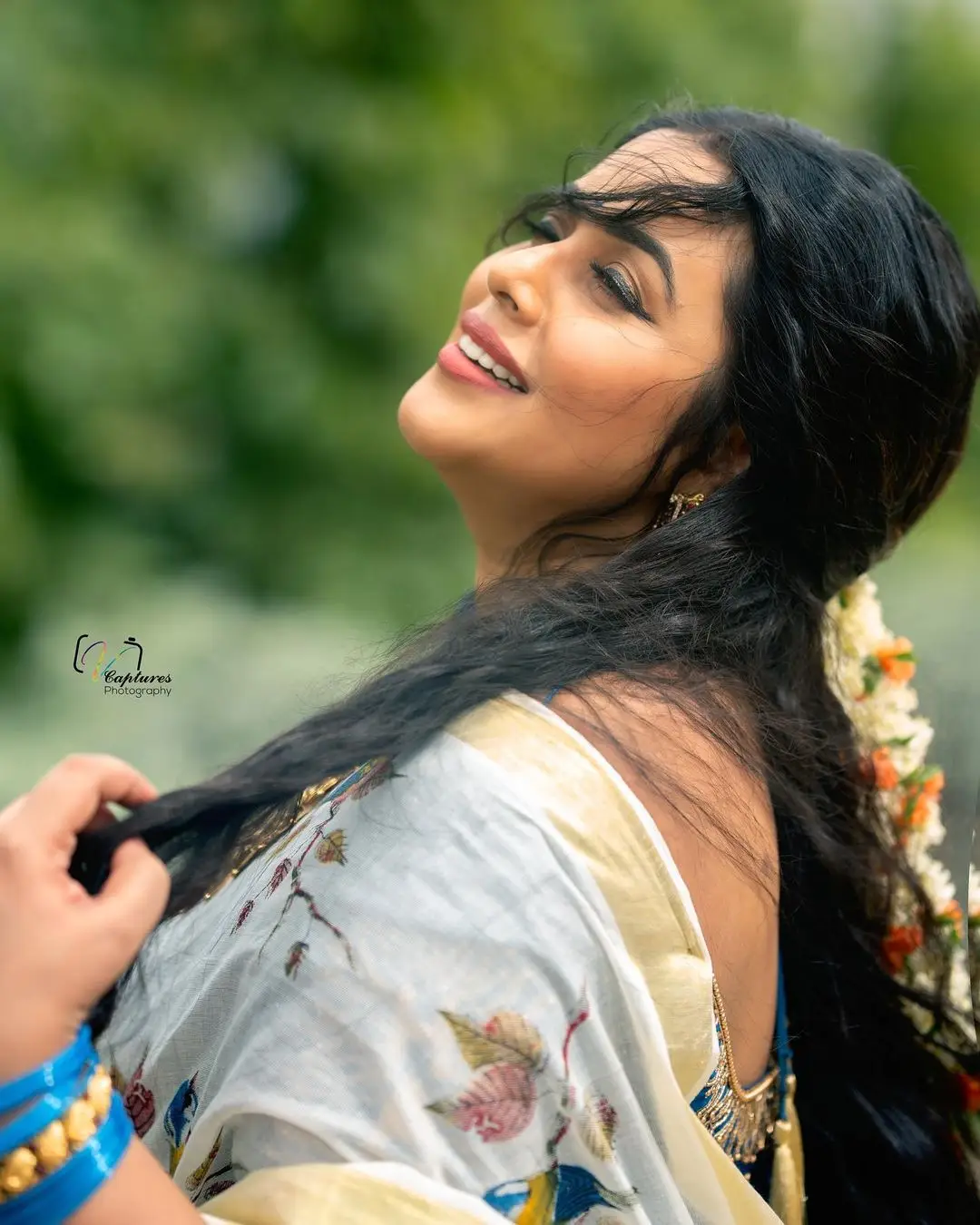 SHAMNA KASIM WEARING BEAUTIFUL EARRINGS WHITE SAREE 4